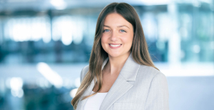 mitarbeiterportrait frau in zürich - professioneller businessfotograf