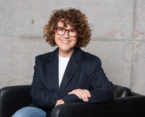 Bewerbungsfoto Shooting Fotostudio Zürich Oerlikon – Frau im Business-Outfit