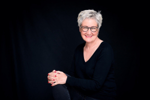 Professionelles Bewerbungsbild Fotostudio Zürich Oerlikon mit Frau lächelnd und brille