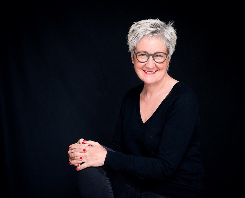 Professionelles Bewerbungsbild Fotostudio Zürich Oerlikon mit Frau lächelnd und brille