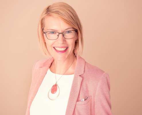 Bewerbungsfoto im Fotostudio Zürich – Frau in Bluse vor hellem Hintergrund
