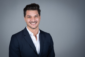 Fertiges Bewerbungsbild aus dem Fotostudio Zürich – Mann im Hemd, sympathischer Ausdruck