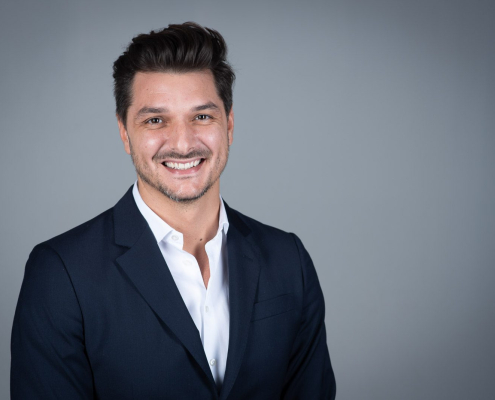 Fertiges Bewerbungsbild aus dem Fotostudio Zürich – Mann im Hemd, sympathischer Ausdruck