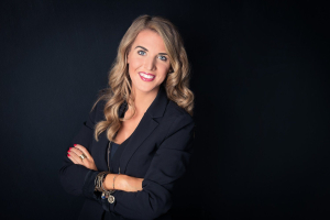 Bewerbungsfoto Shooting im Fotostudio Zürich – Frau im dunklen Blazer