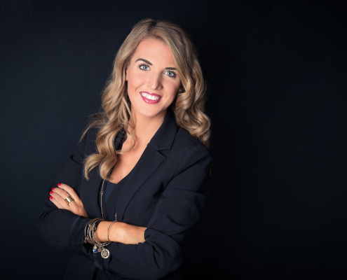 Bewerbungsfoto Shooting im Fotostudio Zürich – Frau im dunklen Blazer