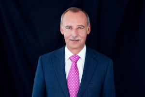 Professionelles Bewerbungsbild Fotostudio Zürich Oerlikon – Mann im Anzug, seriöser Ausdruck