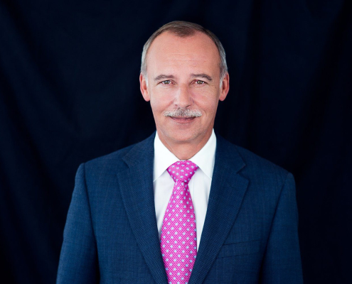 Professionelles Bewerbungsbild Fotostudio Zürich Oerlikon – Mann im Anzug, seriöser Ausdruck