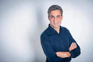 Professionelles Bewerbungsbild Mann lächelnd Fotostudio Zürich Oerlikon