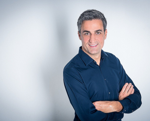 Professionelles Bewerbungsbild Mann lächelnd Fotostudio Zürich Oerlikon