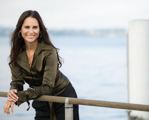 fotoshooting in zürich mit lächelnder frau für portraitfotografie und personal branding