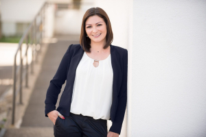Businessfoto outdoor frau lachend