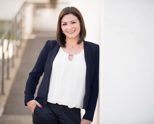 Businessfoto outdoor frau lachend
