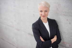 frau bewerbungsfoto vor steinwand modernes profilbild