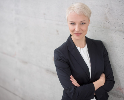 frau bewerbungsfoto vor steinwand modernes profilbild