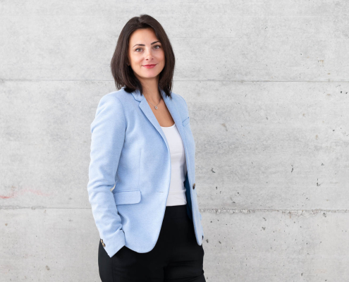 Bewerbungsfoto Shooting Fotostudio Zürich Oerlikon – Frau im Business-Outfit