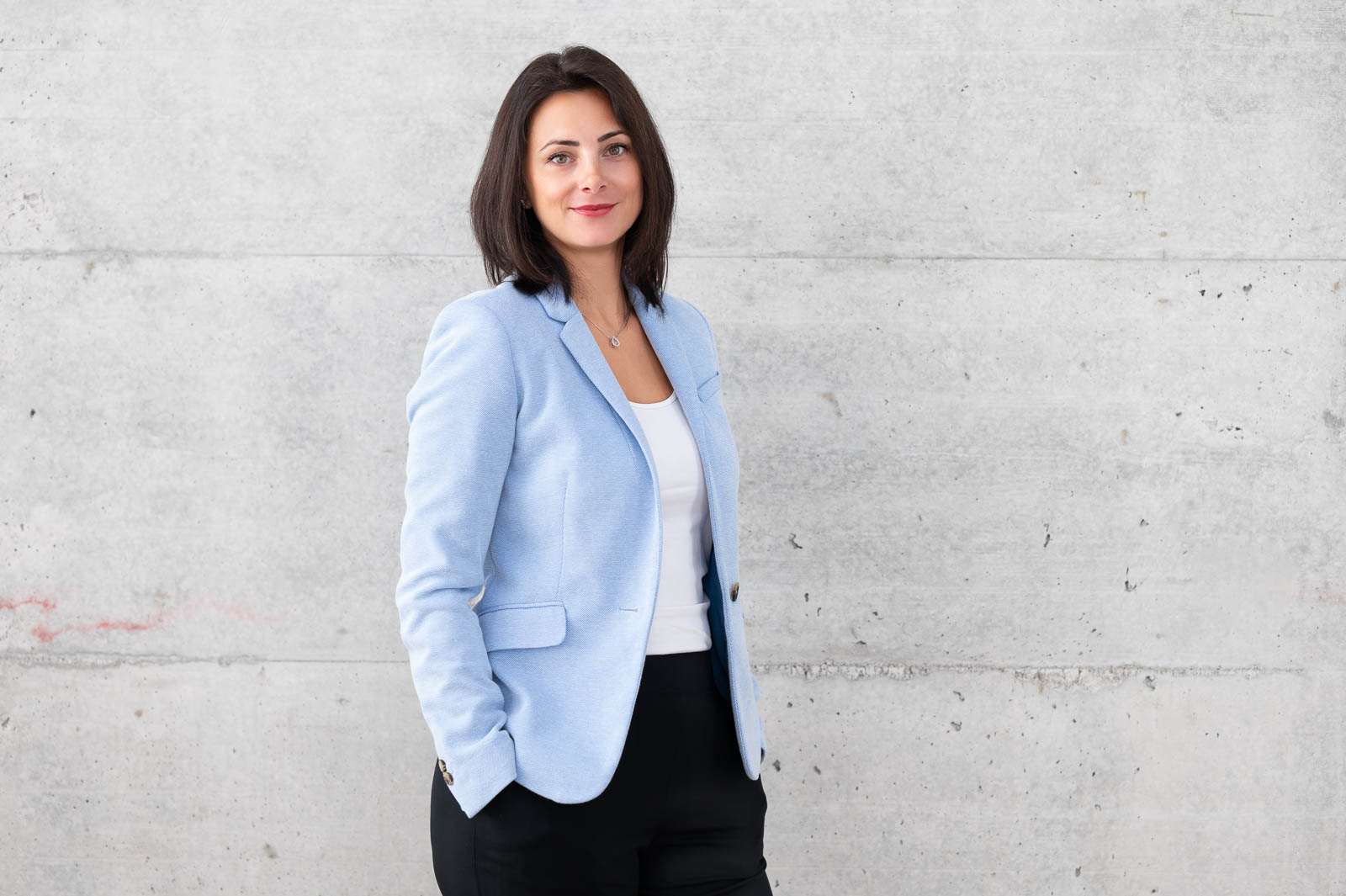 Bewerbungsfoto Shooting Fotostudio Zürich Oerlikon – Frau im Business-Outfit